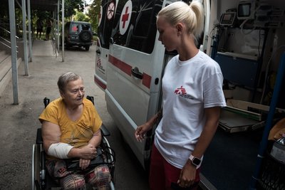Вісім тисяч пацієнтів за пів року. Як "Лікарі без кордонів" працюють у прифронтових містах Донеччини Вісім тисяч пацієнтів за пів року. Як "Лікарі без кордонів" працюють у прифронтових містах Донеччини