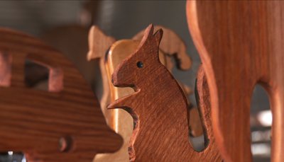 Ярослав Мельничук, робить підставки для телефонів, Віта Грицак, Тернопільщина, січень 2024 Ярослав Мельничук, робить підставки для телефонів, Віта Грицак, Тернопільщина, січень 2024