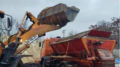 Розчищають дороги: на Донеччині комунальники прибирають автошляхи через сніг та ожеледь Розчищають дороги: на Донеччині комунальники прибирають автошляхи через сніг та ожеледь