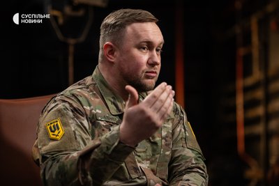 Начальник штабу 1-го корпусу НГУ "Азов" Арсен Дмитрик з позивним "Лемко" під час інтервʼю Суспільному Начальник штабу 1-го корпусу НГУ "Азов" Арсен Дмитрик з позивним "Лемко" під час інтервʼю Суспільному