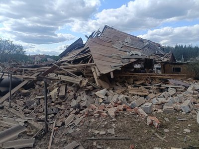 Зруйнований будинок в Ізюмі після удару РФ Зруйнований будинок в Ізюмі після удару РФ