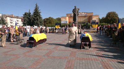 З військовими Вадимом Мулярчуком та Назаром Горецьким попрощалися у Рівному З військовими Вадимом Мулярчуком та Назаром Горецьким попрощалися у Рівному
