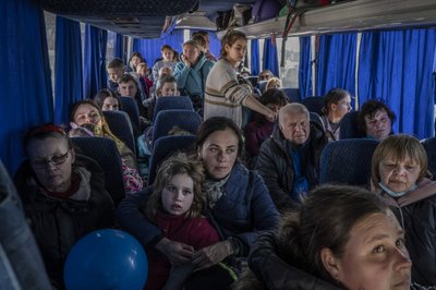 Українські біженці в автобусі на прикордонному переході Медика Українські біженці в автобусі на прикордонному переході Медика