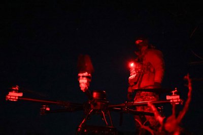Командир ударного взводу першого батальйону 40 бригади берегової оборони готує до бойового вильоту дрон-бомбардувальник "Кажан" Командир ударного взводу першого батальйону 40 бригади берегової оборони готує до бойового вильоту дрон-бомбардувальник "Кажан"