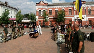 На Чернігівщині поховали трьох бійців ЗСУ, одного з яких опізнали за допомогою ДНК-експертизи На Чернігівщині поховали трьох бійців ЗСУ, одного з яких опізнали за допомогою ДНК-експертизи