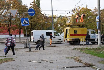 "Уламок пробив стіну, мене відкинуло вибуховою хвилею". Херсонці розповіли про удари РФ по Центральному району "Уламок пробив стіну, мене відкинуло вибуховою хвилею". Херсонці розповіли про удари РФ по Центральному району