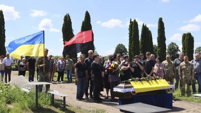 На Чернігівщині поховали військових Василя Вертюченка, Владислава Добрелю та Сергія Гурбика На Чернігівщині поховали військових Василя Вертюченка, Владислава Добрелю та Сергія Гурбика