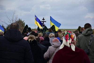 У Снігурівці попрощалися із загиблим військовим Олександром Калашніком У Снігурівці попрощалися із загиблим військовим Олександром Калашніком