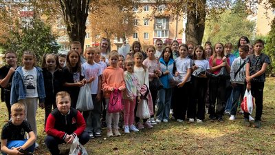 "8 гривень за кілограм": як на Рівненщині збирають каштани на підтримку ЗСУ