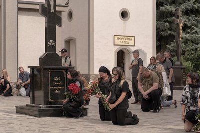 У Мукачеві попрощалися з полеглим бійцем Сергієм Остапенком У Мукачеві попрощалися з полеглим бійцем Сергієм Остапенком