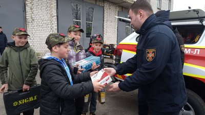 У Житомирі четверо школярів облаштували блокпост і зібрали 20 тисяч гривень для рятувальників У Житомирі четверо школярів облаштували блокпост і зібрали 20 тисяч гривень для рятувальників