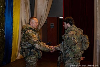 Сирський нагородив "Хрестом хоробрих" солдата з Вінниччини Сирський нагородив "Хрестом хоробрих" солдата з Вінниччини
