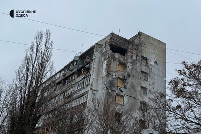 "Весь час летіли безпілотники": що кажуть мешканці будинку, у який влучив російський дрон "Весь час летіли безпілотники": що кажуть мешканці будинку, у який влучив російський дрон