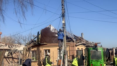 Закриття вікон, ремонти й обстеження: скільки витрачають на ліквідацію наслідків російських обстрілів на Донеччині Закриття вікон, ремонти й обстеження: скільки витрачають на ліквідацію наслідків російських обстрілів на Донеччині