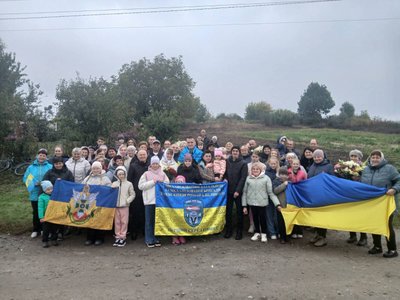 Два роки був у полоні: військового Михайла Шостака зустріли селі Золочівка на Рівненщині Два роки був у полоні: військового Михайла Шостака зустріли селі Золочівка на Рівненщині
