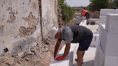 "Вирішили допомогти, чим можемо". Працівники сільради із Закарпаття під час відпустки приїхали відбудовувати Херсонщину "Вирішили допомогти, чим можемо". Працівники сільради із Закарпаття під час відпустки приїхали відбудовувати Херсонщину