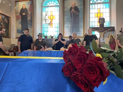 У Херсоні попрощались із двома військовослужбовцями, які загинули захищаючи Україну У Херсоні попрощались із двома військовослужбовцями, які загинули захищаючи Україну