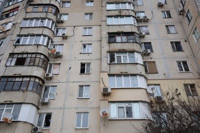 "Дуже страшно, повна хата скляного попілу". Очевидці розповіли про наслідки удару РФ по Корабельному району Херсона "Дуже страшно, повна хата скляного попілу". Очевидці розповіли про наслідки удару РФ по Корабельному району Херсона