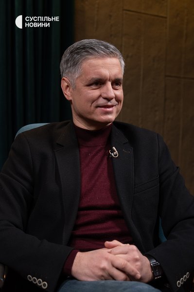 Колишній міністр закордонних справ України та колишній посол у Великій Британії Вадим Пристайко під час інтервʼю Суспільному, Київ, 13 січня 2026 року Колишній міністр закордонних справ України та колишній посол у Великій Британії Вадим Пристайко під час інтервʼю Суспільному, Київ, 13 січня 2026 року