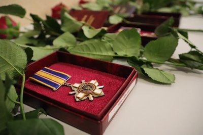 В Одесі родинам загиблих морпіхів вручили державні нагороди В Одесі родинам загиблих морпіхів вручили державні нагороди