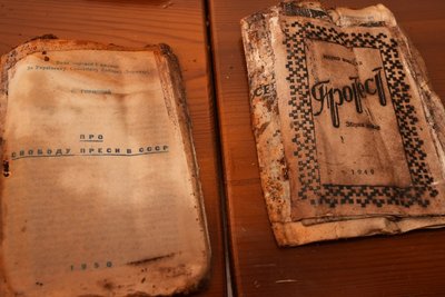 Документи ОУН, криївка, ліс, Франківщина, реставрація Документи ОУН, криївка, ліс, Франківщина, реставрація