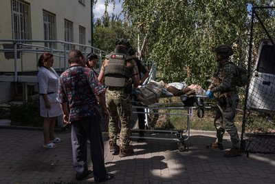"Ми останні виходимо з міста": у Костянтинівці лікарня припинила прийом пацієнтів "Ми останні виходимо з міста": у Костянтинівці лікарня припинила прийом пацієнтів