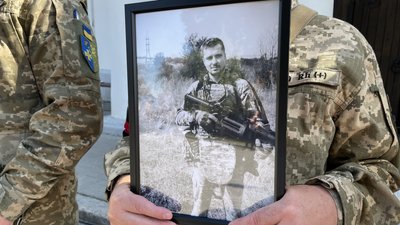 На Полтавщині встановлять три дошки пам'яті на честь полеглих захисників України На Полтавщині встановлять три дошки пам'яті на честь полеглих захисників України
