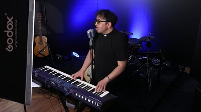 "Якщо молодь не йде до церкви, то ми підемо в клуб". Історія отця з Чернівців, який пише техно "Якщо молодь не йде до церкви, то ми підемо в клуб". Історія отця з Чернівців, який пише техно