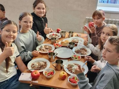 Учні обідають у закладі освіти Усть-Путильської громади на Буковині Учні обідають у закладі освіти Усть-Путильської громади на Буковині