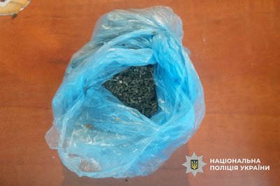У Черкасах затримали жінку, підозрювану у повторному збуті наркотичних засобів У Черкасах затримали жінку, підозрювану у повторному збуті наркотичних засобів