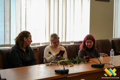У Житомирі родинам загиблих захисників вручили державні нагороди У Житомирі родинам загиблих захисників вручили державні нагороди