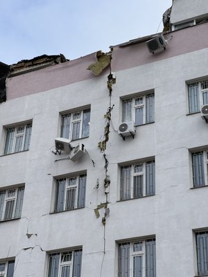 “Пощастило, що шахед влучив в козирок”. Що розповіли очевидці удару по обласній лікарні у Сумах “Пощастило, що шахед влучив в козирок”. Що розповіли очевидці удару по обласній лікарні у Сумах