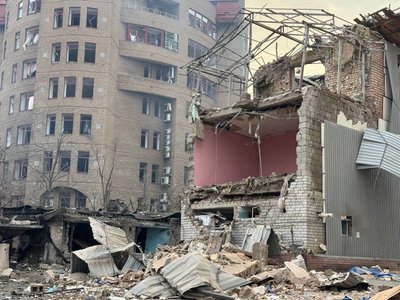 Понівечені будинки, центральний ринок та музей. Фоторепортаж з місць ударів РФ по Дніпру
