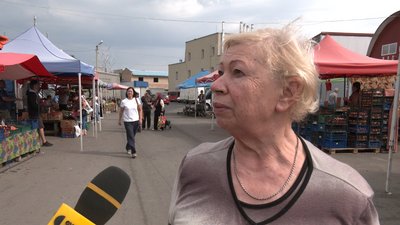 Покупчиня Лариса, помідори, ціни на помідори, ринок у Тернополі