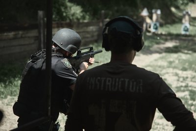 Патрульний поліцейський стріляє з рушниці Патрульний поліцейський стріляє з рушниці