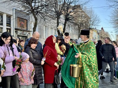 У Вербну неділю житомиряни прийшли до храмів освячувати гілочки верби