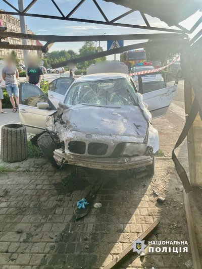 Наїхав на пішоходів під час втечі від патрульних: у ДТП на Одещині травмувався водій та троє людей Наїхав на пішоходів під час втечі від патрульних: у ДТП на Одещині травмувався водій та троє людей