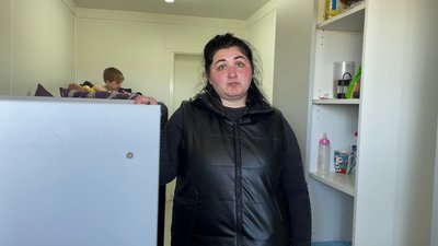 Виїхали з-під обстрілів РФ. Як багатодітна родина з Херсонщини облаштувалась у модульному містечку