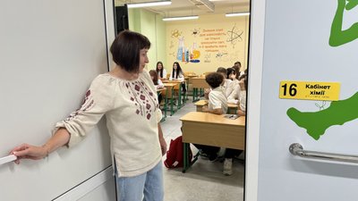 Перший урок в кабінеті хімії в підземній школі Перший урок в кабінеті хімії в підземній школі