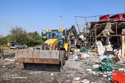 рятувальники працюють на місці російських ударів по центру Печеніг на Харківщині, 18 серпня 2026 року, долаючи наслідки чергового воєнного злочину рятувальники працюють на місці російських ударів по центру Печеніг на Харківщині, 18 серпня 2026 року, долаючи наслідки чергового воєнного злочину