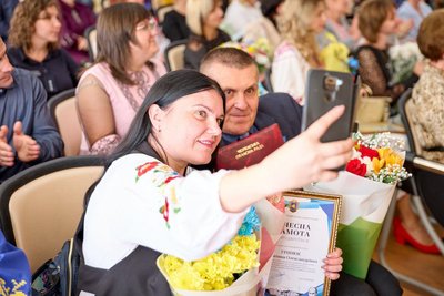 У Черкасах до Дня працівників освіти нагородили вчителів У Черкасах до Дня працівників освіти нагородили вчителів