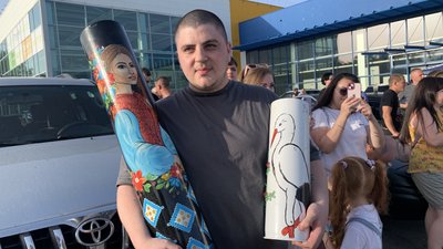 Учасник акції Олег разом з двома тубусами Учасник акції Олег разом з двома тубусами