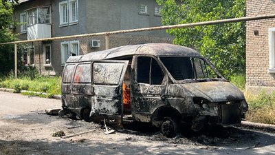 Автівка горить після влучання російського дрона Родинське Донецька область 16 червня 2025 рік Автівка горить після влучання російського дрона Родинське Донецька область 16 червня 2025 рік