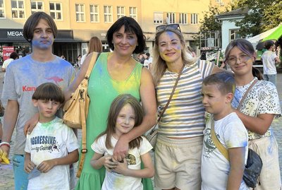 Синьо-жовті фарби: в Ужгороді відбувся патріотичний холі-фест Синьо-жовті фарби: в Ужгороді відбувся патріотичний холі-фест