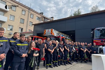 У Києві прощаються з загиблими під час ліквідації наслідків атаки РФ рятувальниками У Києві прощаються з загиблими під час ліквідації наслідків атаки РФ рятувальниками