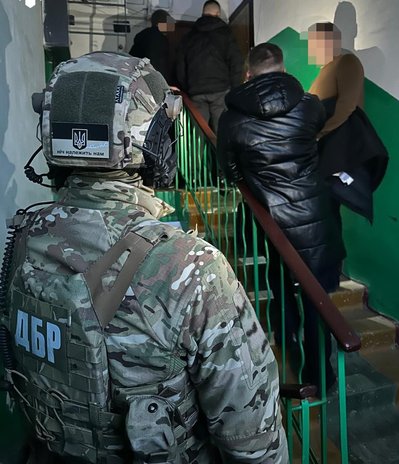 Під час обшуків фахівці ДБР виявили зброю, про яку нібито було заявлено як "вкрадену", грудень 2025 року, Хмельниччина Під час обшуків фахівці ДБР виявили зброю, про яку нібито було заявлено як "вкрадену", грудень 2025 року, Хмельниччина