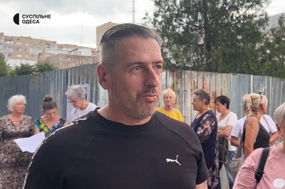 "У місті немає парків": жителі Теплодара протестують проти вирубки дерев у центральному сквері "У місті немає парків": жителі Теплодара протестують проти вирубки дерев у центральному сквері