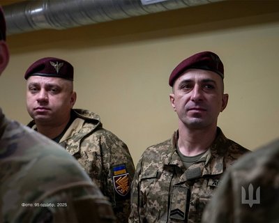 Воїни житомирської 95-ї десантно-штурмової бригади отримали нагороди від полковника Маришева Воїни житомирської 95-ї десантно-штурмової бригади отримали нагороди від полковника Маришева