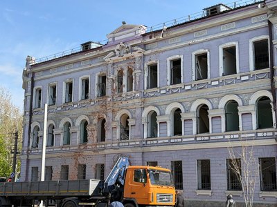 Знищені авто й пошкоджені будинки: наслідки влучання у середмісті Дніпра Знищені авто й пошкоджені будинки: наслідки влучання у середмісті Дніпра