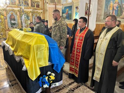 На Закарпатті попрощалися із полеглим військовим Леонідом Сидором На Закарпатті попрощалися із полеглим військовим Леонідом Сидором